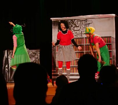 Aktorzy na scenie podczas imprezy Spektakl dla dzieci Na tropie zaginionej opowieści MOK Wojkowice