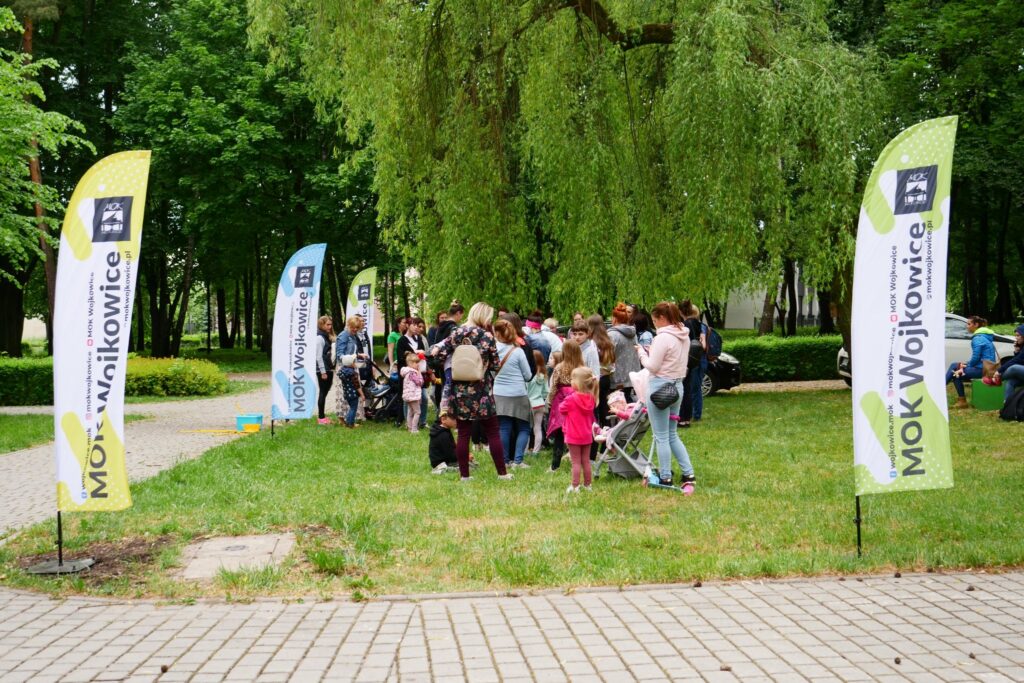 Uczestnicy podczas Happeningu z MOKiem w Parku Miejskim 26 maja 2022