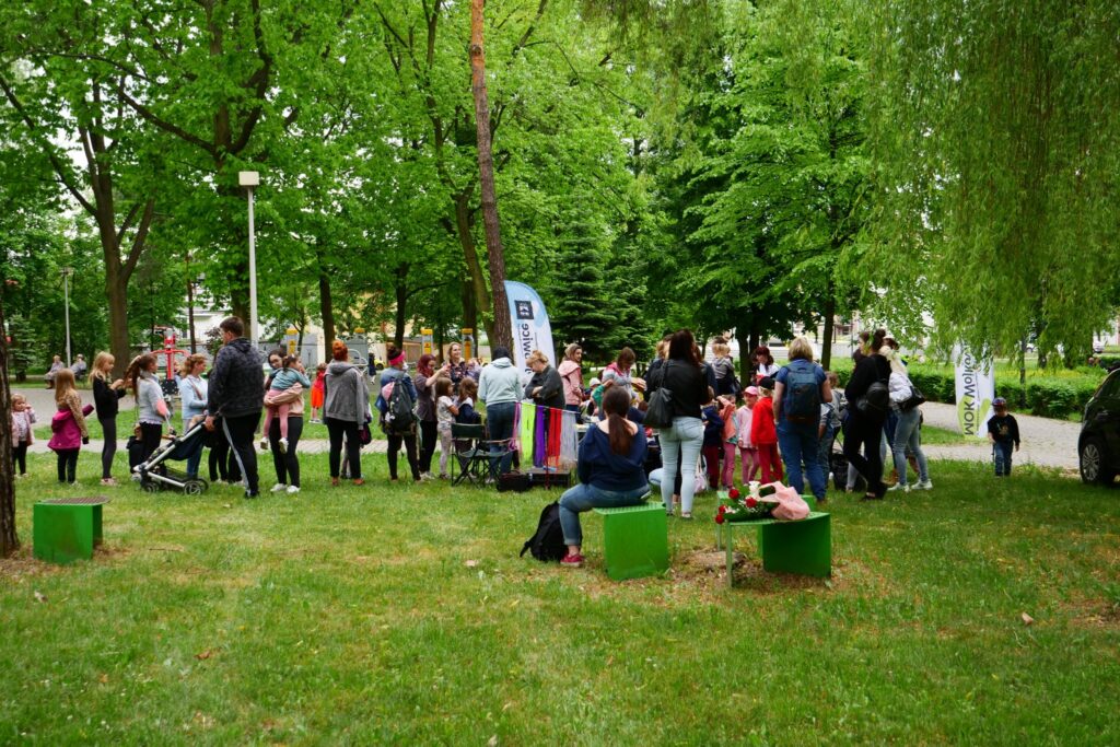 Uczestnicy podczas Happeningu z MOKiem w Parku Miejskim 26 maja 2022