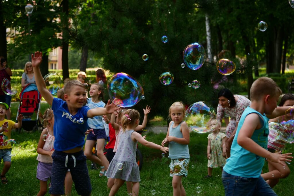 Uczestnicy podczas imprezy "Witamy wakacje" w Parku Miejskim w Wojkowicach - 24 czerwca 2022 roku.