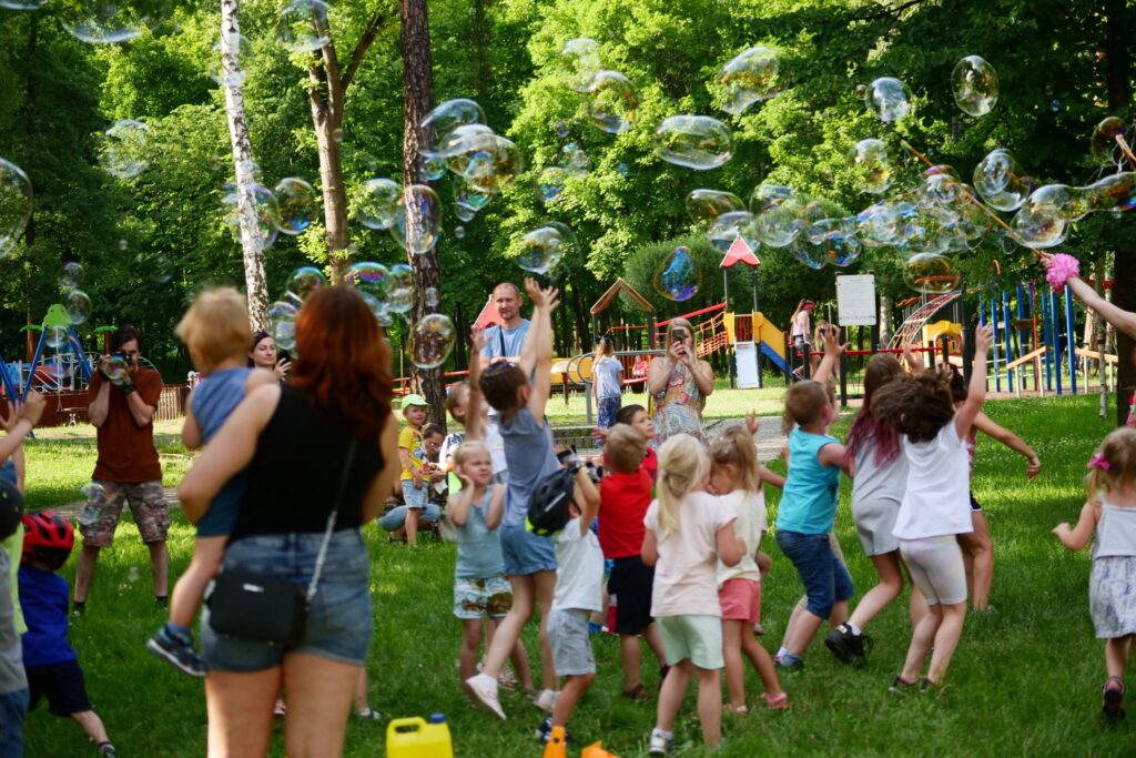 Uczestnicy podczas imprezy "Witamy wakacje" w Parku Miejskim w Wojkowicach - 24 czerwca 2022 roku.